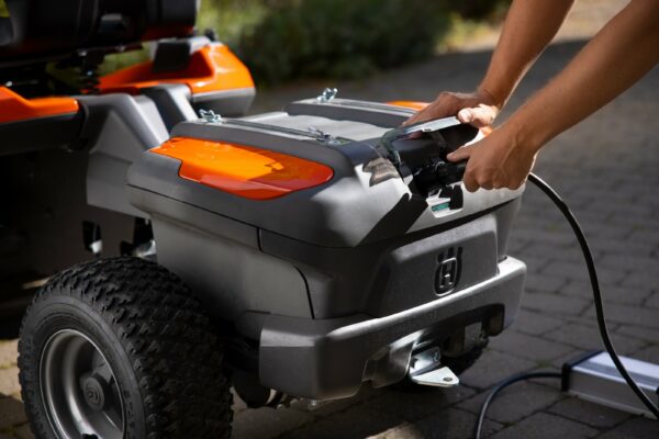 Husqvarna Akku-Frontmäher Rider 200iX - Grundgerät ohne Mähdeck - Modell 2025-Neu - Image 9