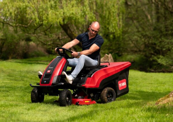 Toro Akku-Rasentraktor eS3200DC - Modell 2025-Neu - Image 7